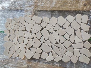 Backsplash של אריחי פסיפס בז'