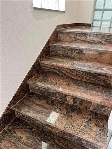 גרם מדרגות גרניט אדום